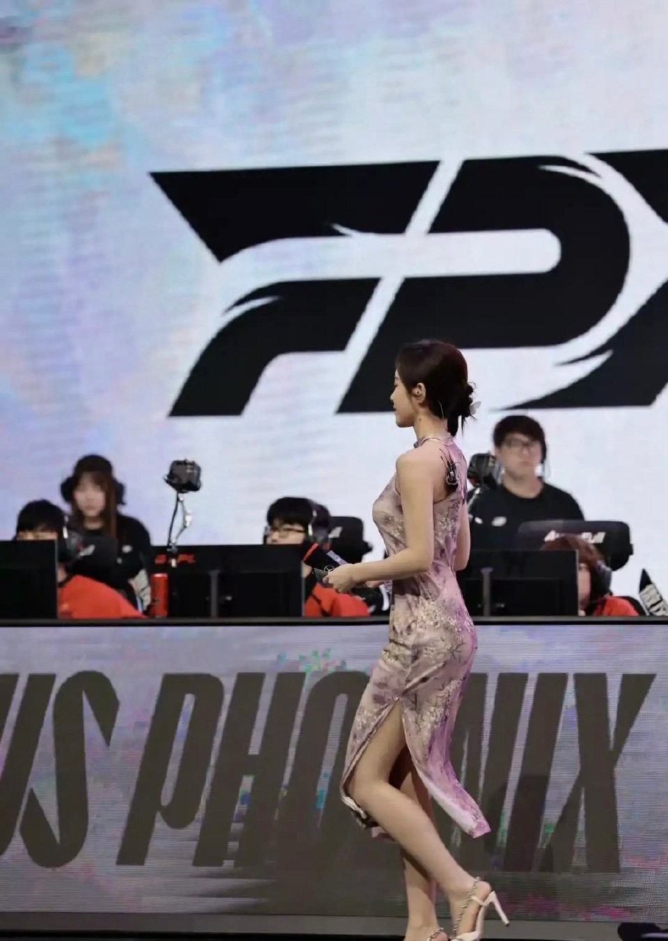 如题：为什么女生越来越多人开始穿旗袍了？​​​