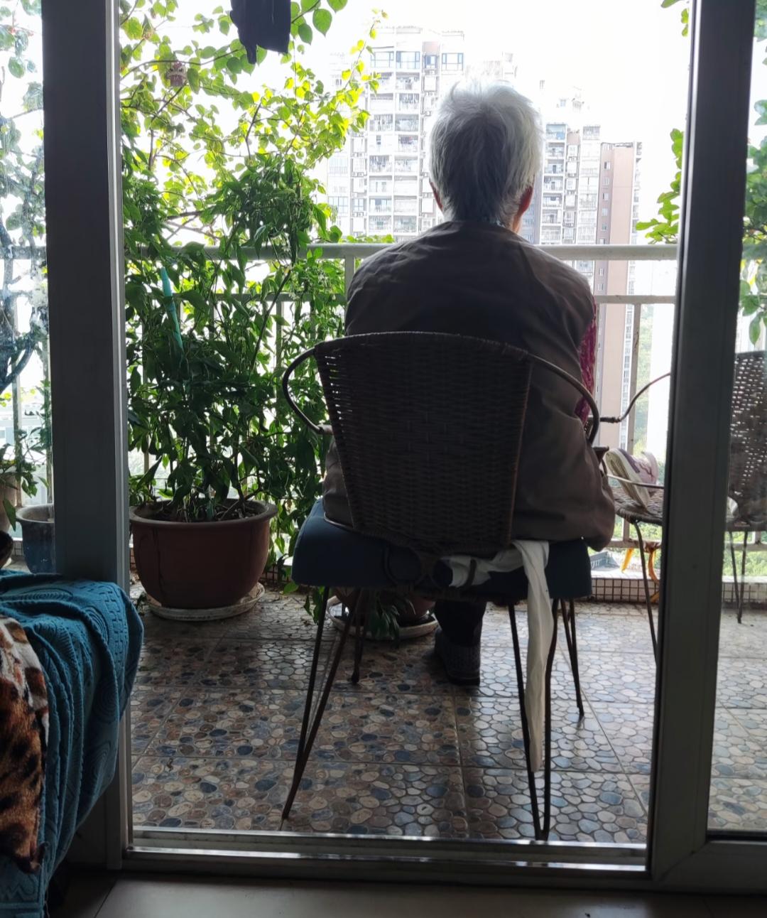 我们搬到新家后，发现三楼住着一个近90岁的孤寡老人，经常就是一个人拄着拐杖，走路