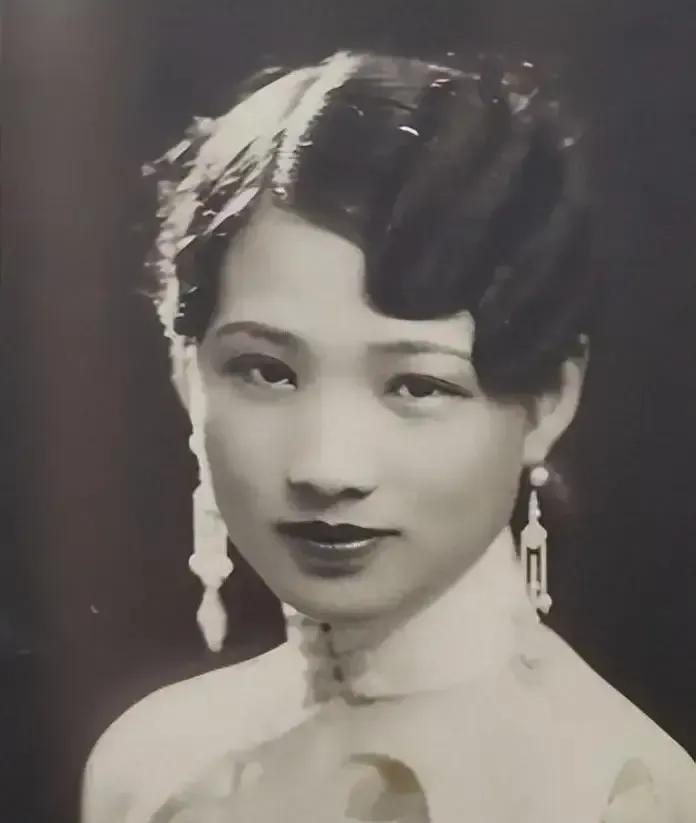 1905年，叶蓁满心欢喜地嫁给心上人为妻，谁知，大婚当晚，掀开叶蓁盖头的，竟是心