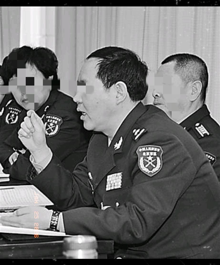 今日最震撼人心的消息，莫过于军队反腐的雷霆之势——既让人因蛀虫的危害脊背发凉，更