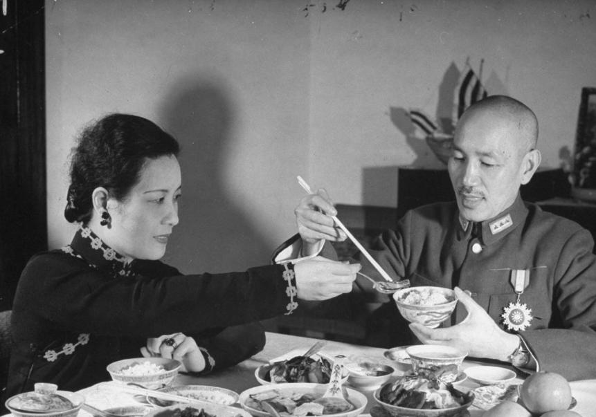 蒋介石的大错其实不是丢掉大陆退守台湾，而是犯了两个连老祖宗都不能原谅的错误。 