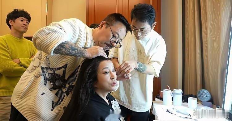 不得不佩服刘晓庆的化妆师，妆造功力真的超强，轻松打造出减龄又显少女感的状态，效果