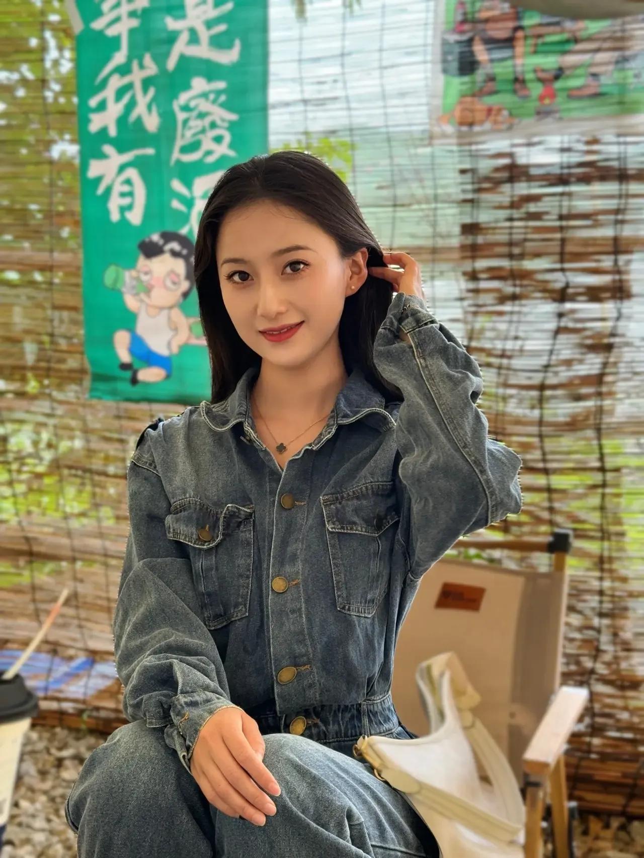 别总盯着别人家的月亮圆，过好自己的日子，珍惜眼前人，你拥有的，可能正是别人羡慕的