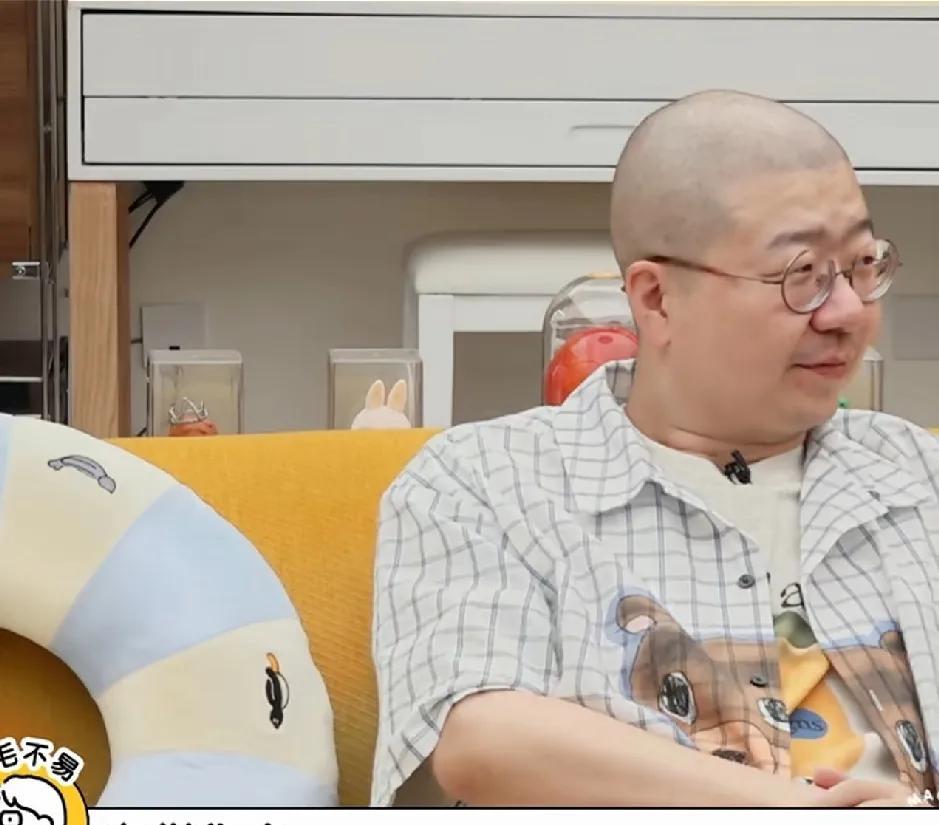 毛不易夸李诞是“专栏作家”，李诞有些不爽的说：“你怎么说话老阴阳怪气的？”毛不易