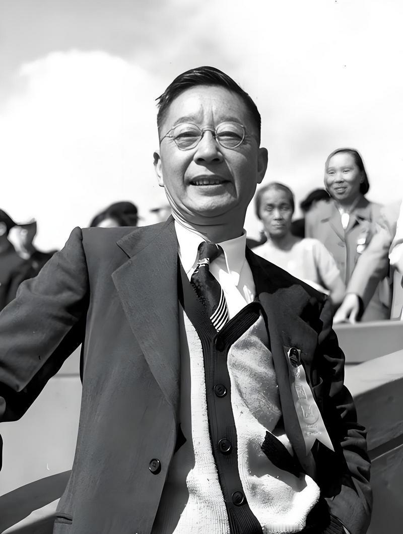 1966年，老舍投湖自尽。出门前，他把最疼爱的年仅3岁的小孙女叫了出来，声音颤抖