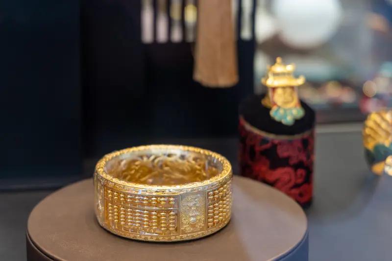 10月23号，黄金价格接着往下跌，国内金饰价格也跟着降了。金价大跌有人刚买镯子想