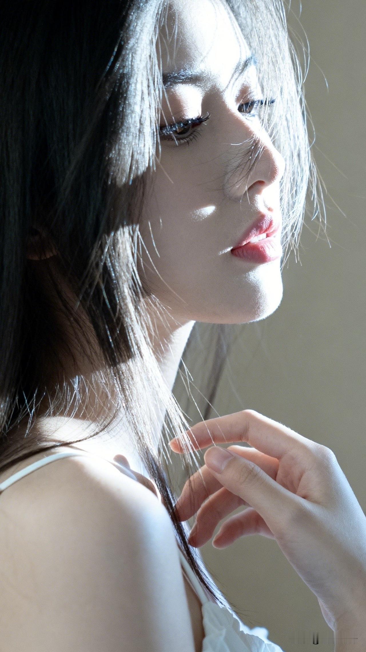 ：人，是个奇怪的东西，每天故作坚强，开心微笑演给别人看，有时候却忘却了自己最初的