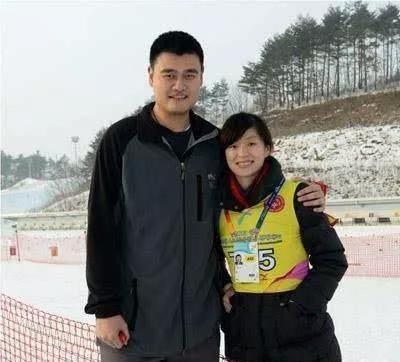 2007年,叶莉嫁给身高2米26体重400多斤的姚明后,她开玩笑的说:“