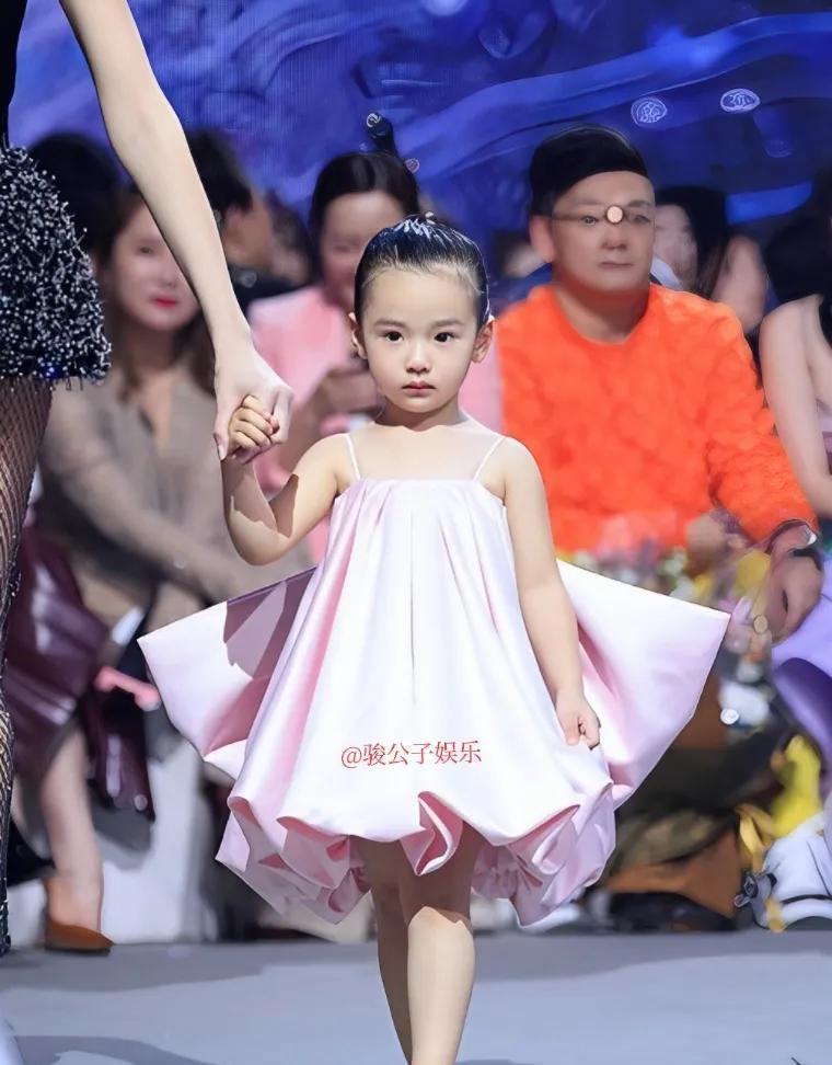 2019年，董璇3岁的女儿小酒窝首次踏上T台，瞬间成为全网焦点。扎着丸子头、身穿
