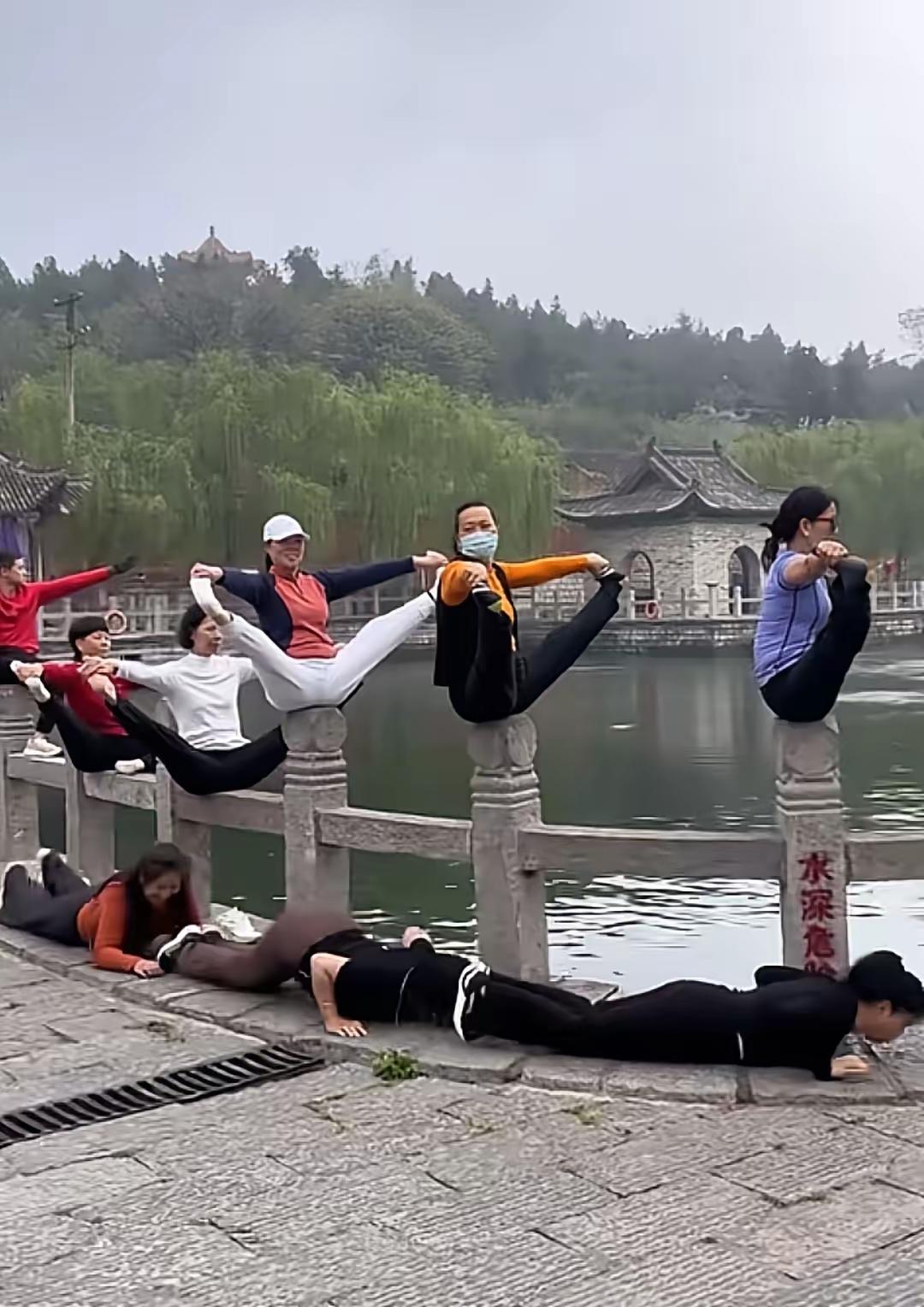 4月10日，河南新乡百泉风景区内，一段5名女子在湖边石栏杆望柱上做瑜伽的视频引发