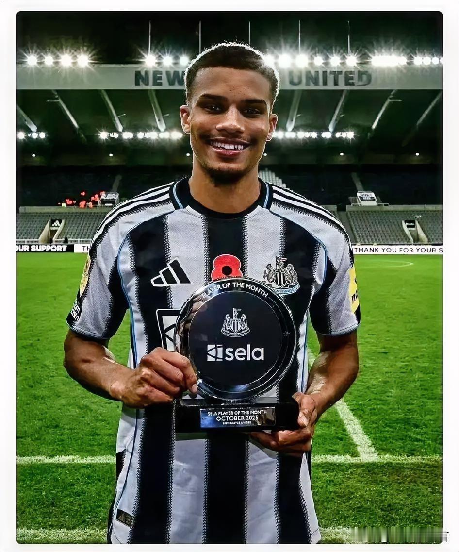 纽卡斯尔管理层出现在米兰！榜一大哥来进货啦！刚刚米兰之家门口响起了掌声与欢呼声，