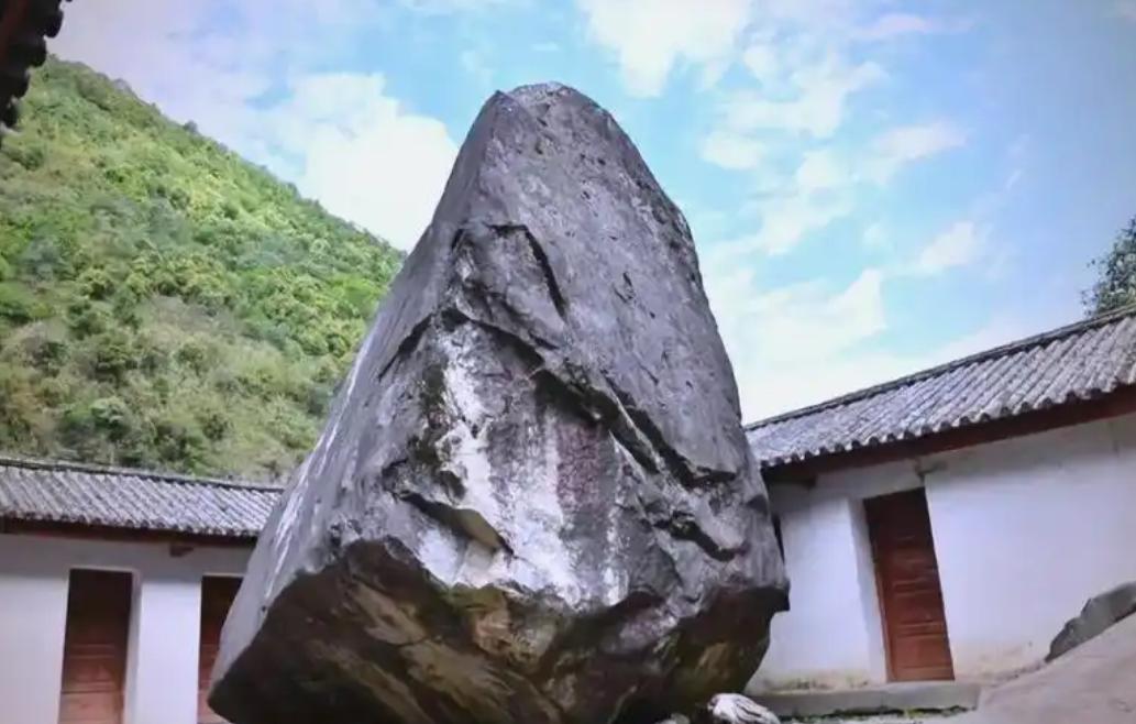 1983年，怒江一中学突然飞来一颗500吨的巨石，四平八稳的矗立在院子中央，但是