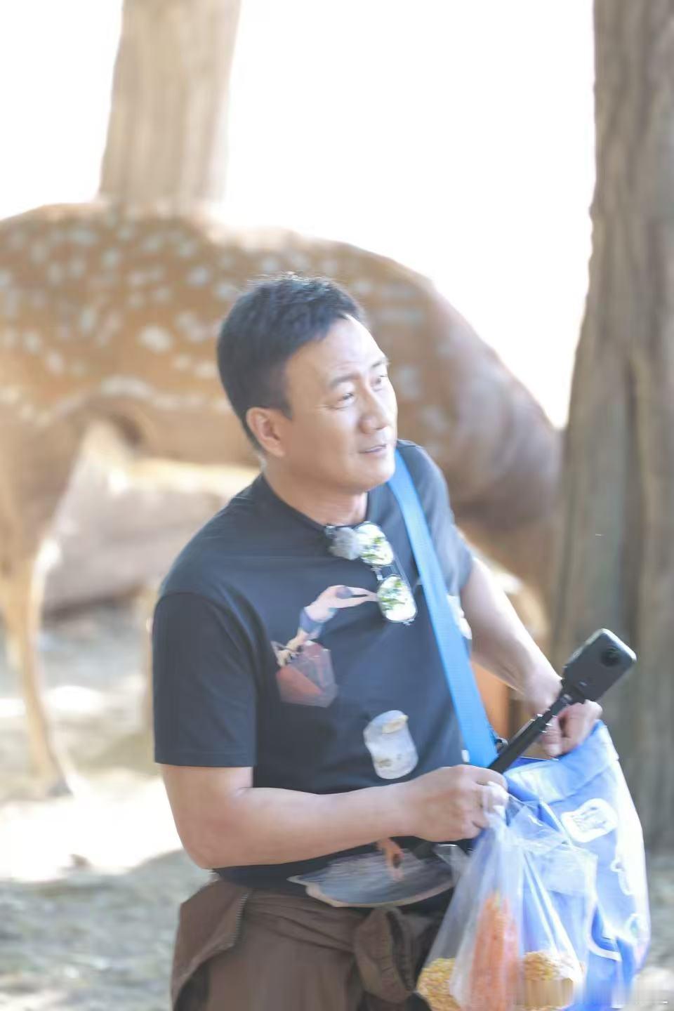 偶遇胡军万妮达大连喂鹿偶遇胡军万妮达喂鹿胡军万妮达李乃文去喂小鹿啦！胡军万妮