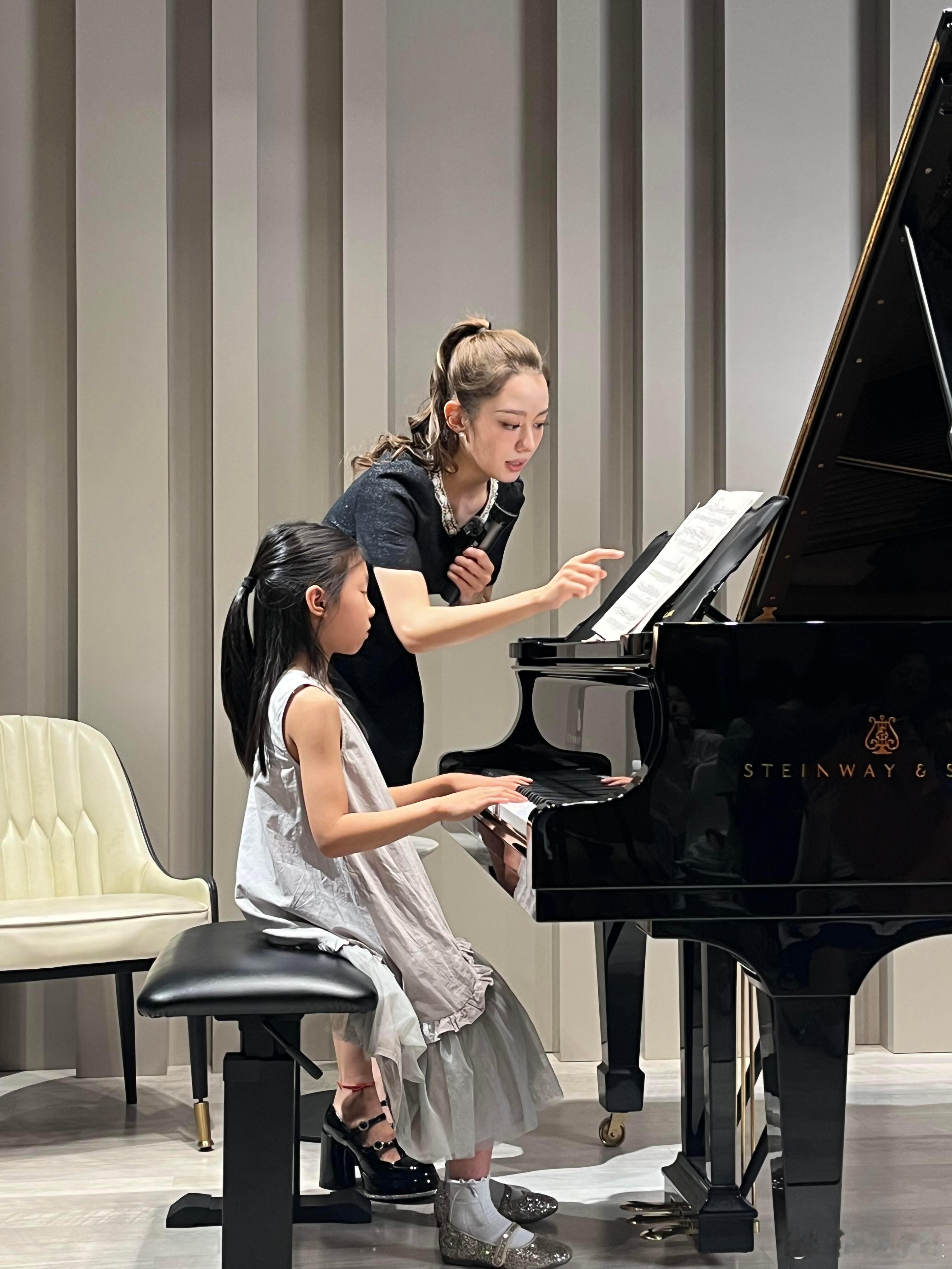 吉娜出片像呼吸一样简单不得不说，有些人天生就是镜头宠儿。吉娜每次亮相，造型和身