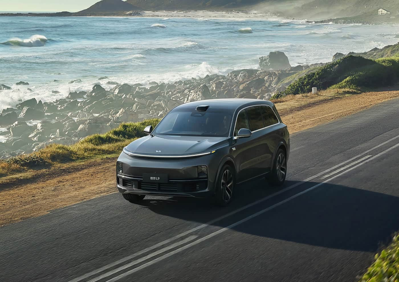 上周去看长安启源A06，销售指着车顶那个蓝色小灯说：“这灯一亮，NOA就开了。”