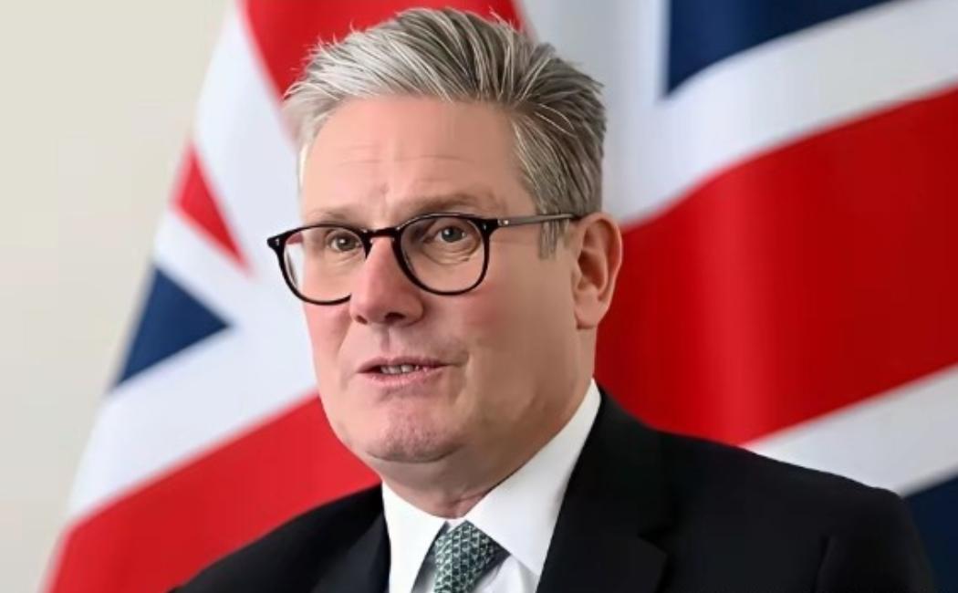 真没见过这么不讲理的操作！英国首相斯塔默在离职前的最后一个工作日，干了件让人
