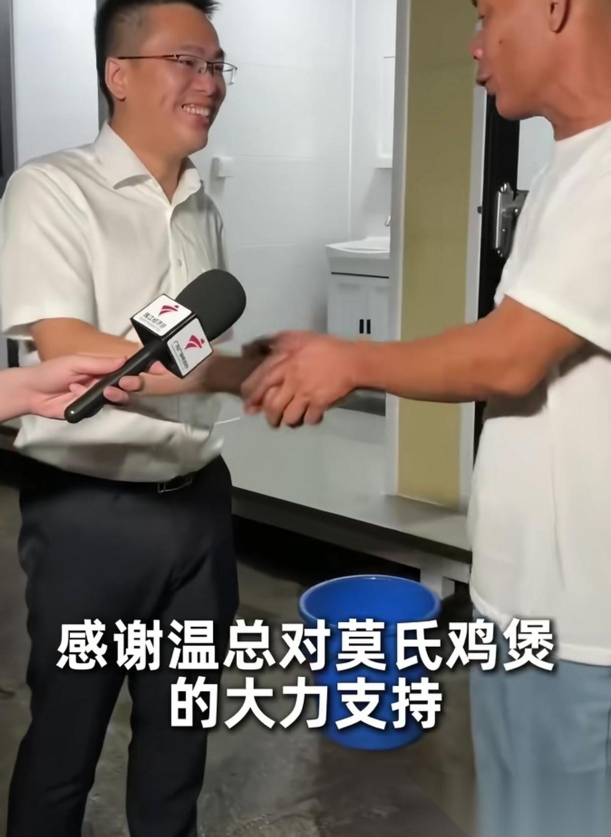 温氏集团终于把鸡送过来了，记者问，这些鸡是温氏最好品质的吗？温氏的负责人没有回答