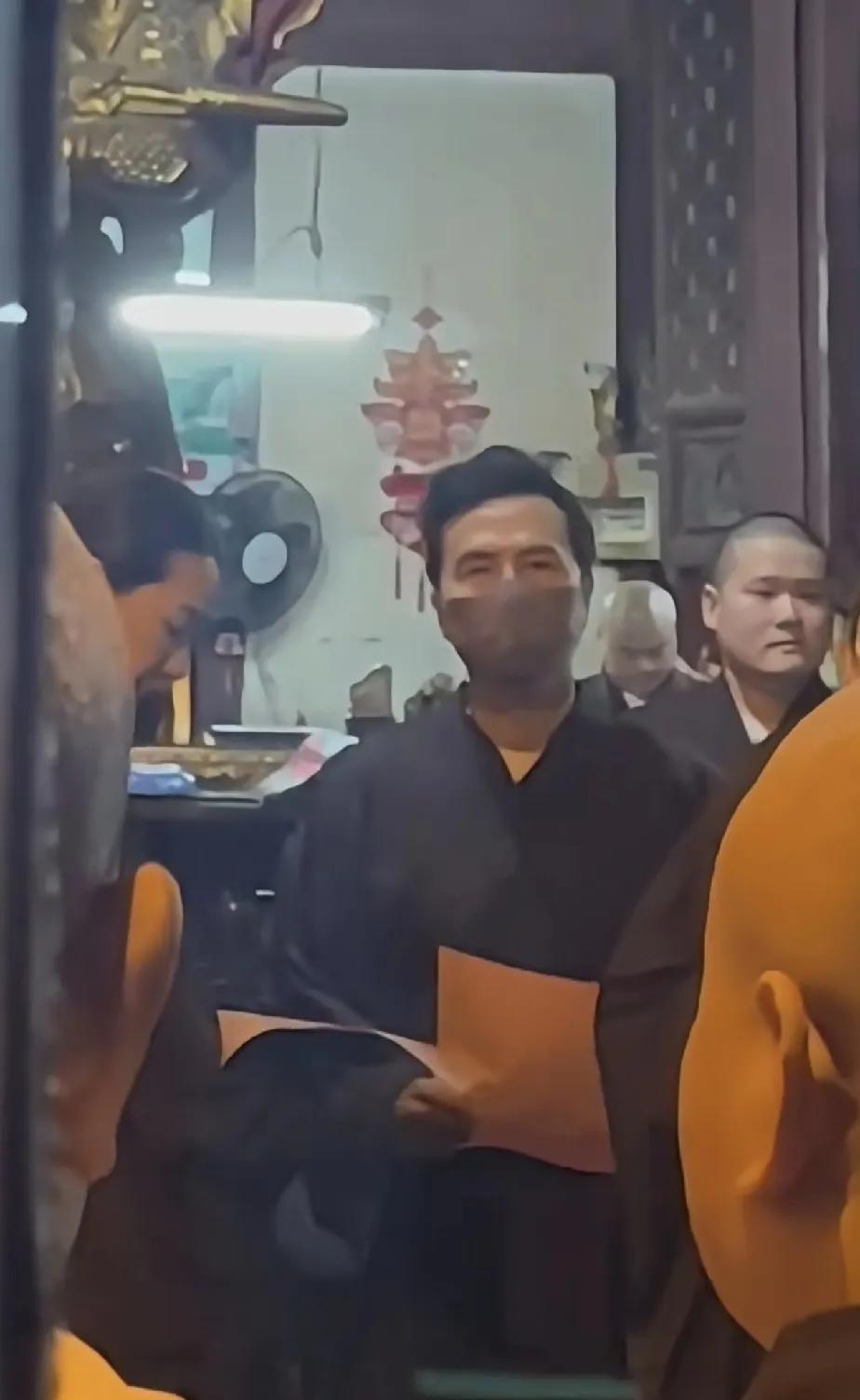 大明星在普陀山！都挣那么多钱了，还有啥愿望？