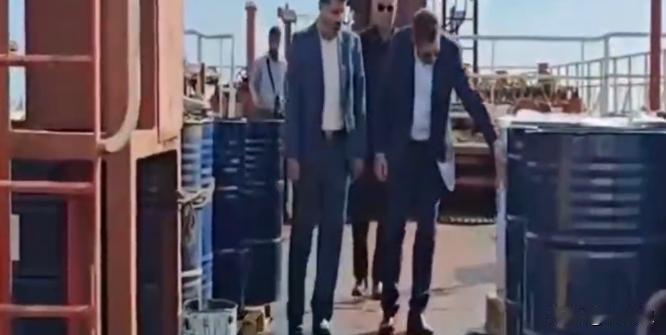 美军在委内瑞拉附近海域扣了伊朗油轮，中方立马发了严厉警告，没多久白宫就迎来一堆麻