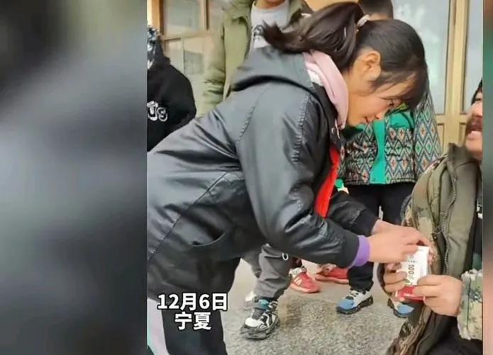眼里有光，泪目有爱的小姑娘走了，愿她来生投身到一个善良和富贵的家庭，被宠成公主。