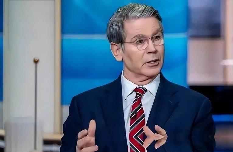 美国财长现在连装都不装了，直接把刀架在桌子上逼着全球站队，而且这回的矛头非常明确