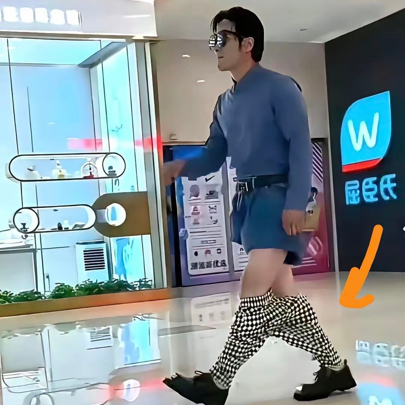 穿这种裤子要是有人上去踹他一脚，他能追上吗