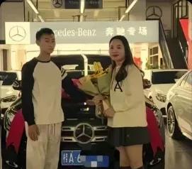 亮证女司机原来平常就爱撒点小谎，通报说她是贷款买的奔驰二手车，但她朋友圈发的是全