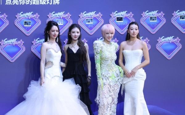 最近张予曦和郭碧婷一起出席活动，两位站在一起特别的有姐妹范儿，都很美。张予曦