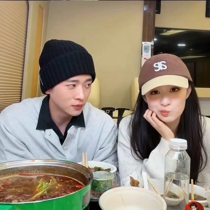 丞磊和王楚然也太不把彼此当外人了吧！直播里大方分享机场吃牛肉面塞牙的趣事，丞磊还