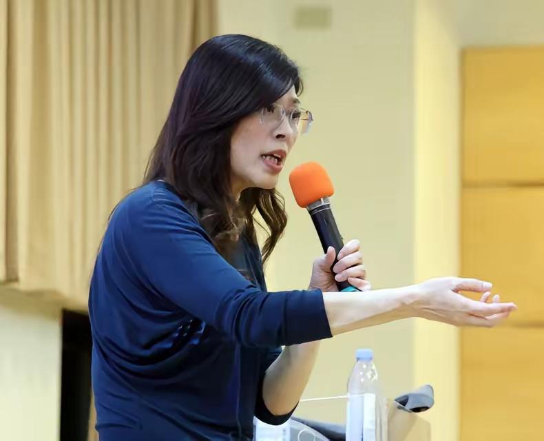 原来我们都错怪郑丽文了，郑丽文这波太刚了！就在刚刚，郑丽文在东吴大学演讲，面对