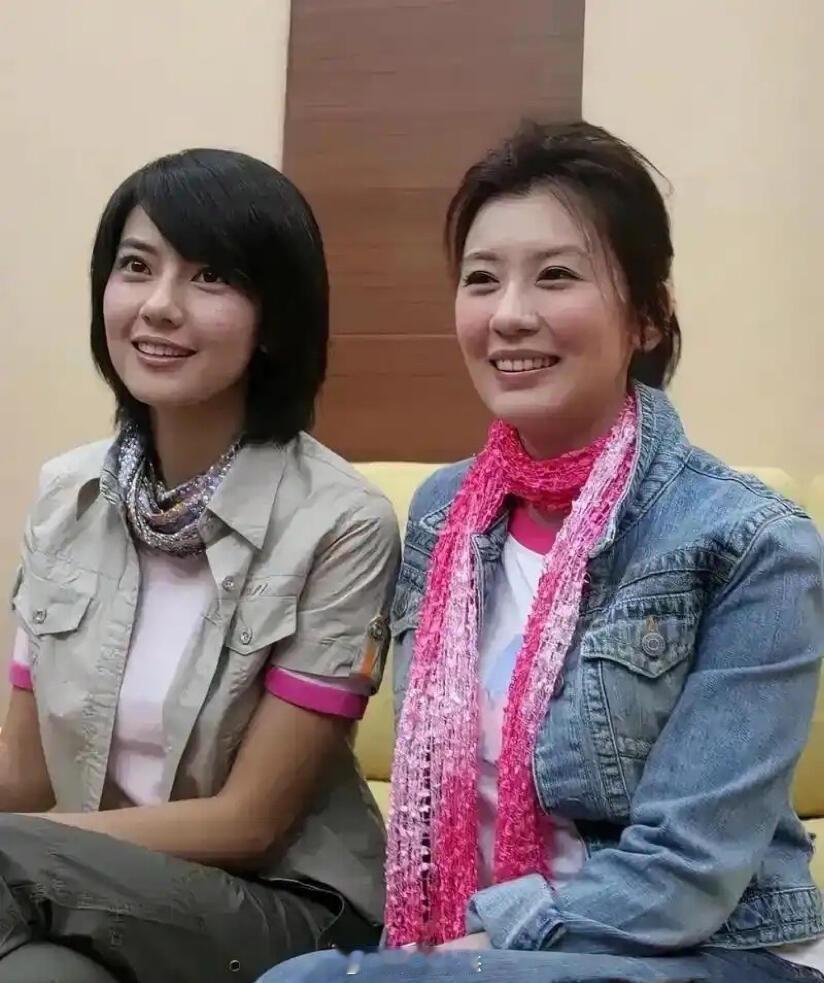 高圆圆和贾静雯之前的一张合影。2003年，高圆圆和贾静雯合作《倚天屠龙记》时的一