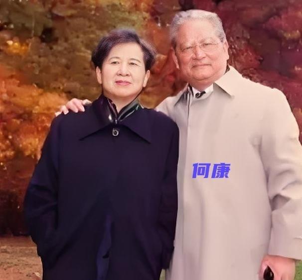 1993年，吴石将军的挚友何康，与新婚妻子郁隽民在美国纽约，留下了一张温馨合影。