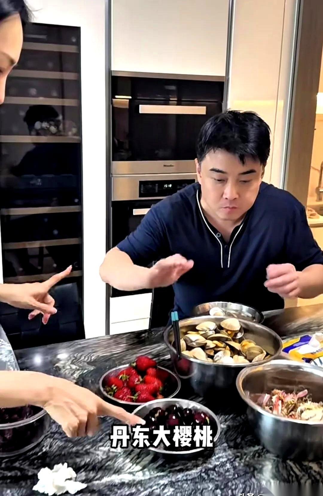刷到王皓一家三口去钓鱼。我跟你讲，世界冠军的鱼竿，钓的根本就不是鱼。钓的是周
