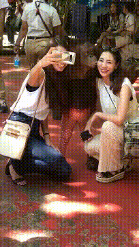 红毛猩猩也懵了，咋滴，现在的小姐姐喜欢我这款了？