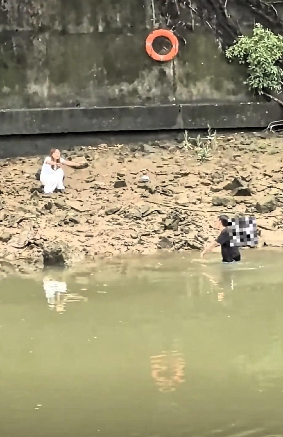 男孩叛逆，跟妈妈发生争执后跳进水里，以死相逼，妈妈蹲在岸边哭着道歉。妈妈吓得双腿