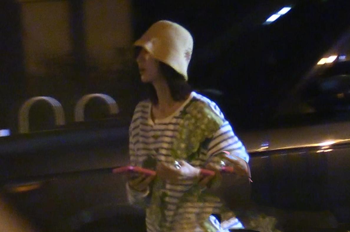 邢菲新恋情曝光：明星恋爱，真诚祝福正当时近日，演员邢菲被八卦媒体拍到晚上开车