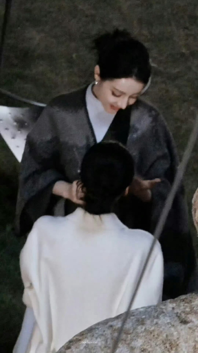 用演技打破角色边界，迪丽热巴诠释两种截然不同的人生。路透传递的救赎主题，让人对正