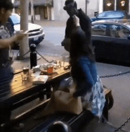 西方所谓的“民主”是制造这类问题的温床英国，一女子和朋友在街边喝下午茶。一黑