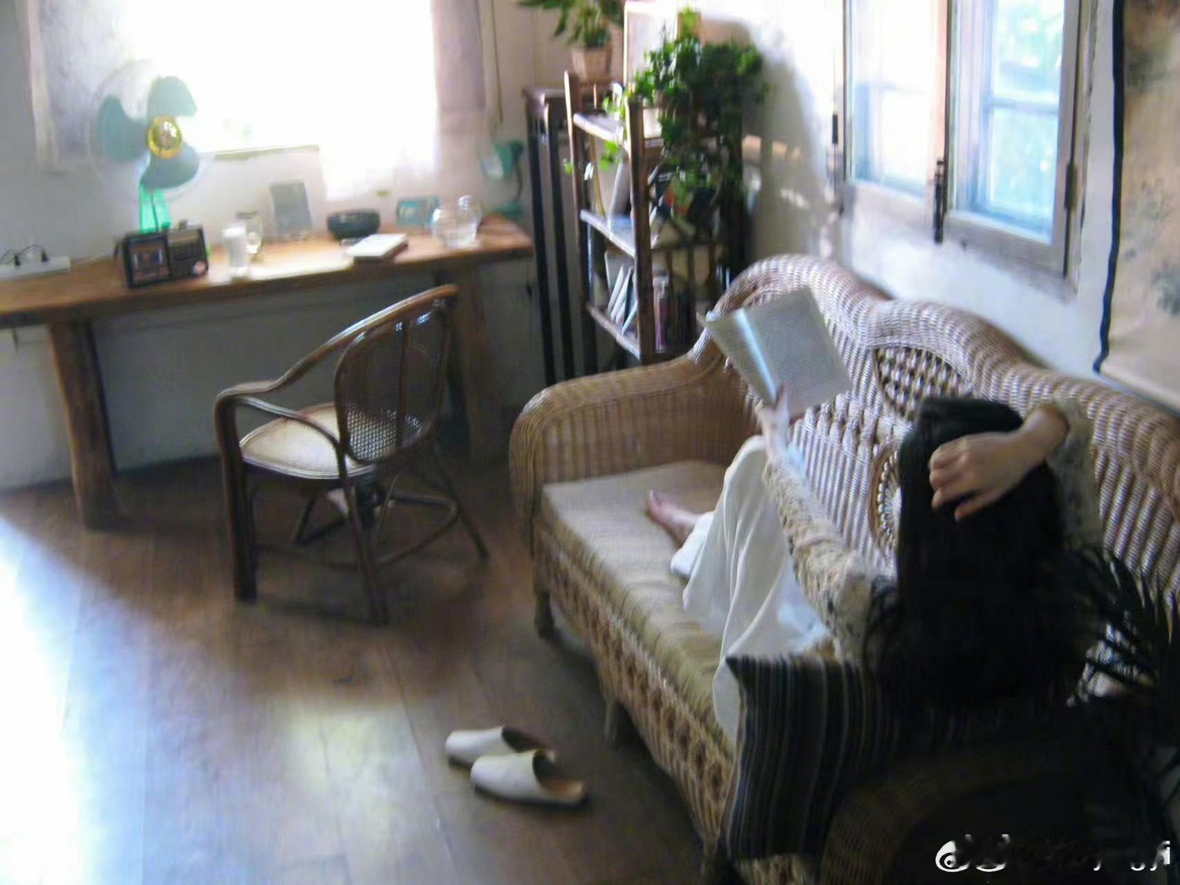 宋轶太撩人了宋轶窝在藤沙发上，碎花小衫露着细腰，指尖搭着书页的模样，把午后的慵