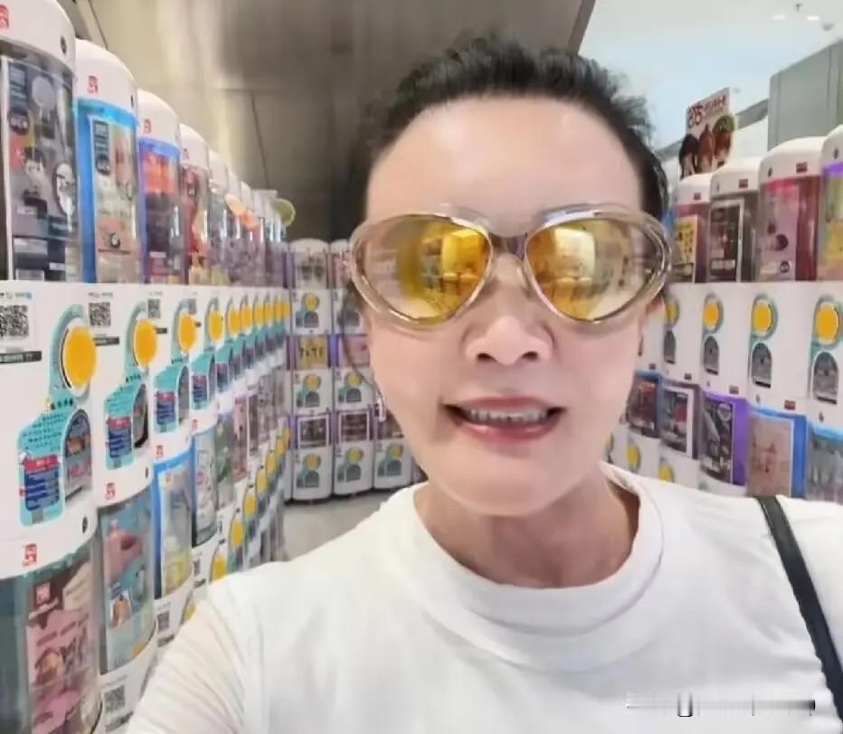 兰姐近日分享暖心日常，早前她特意带着小玥儿走进麻六记门店，贴心温柔地将孩子逐一介