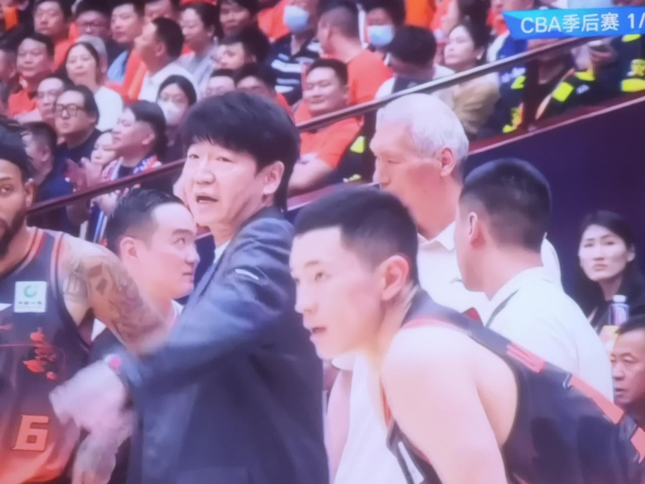 邱彪教练后背发凉，不是受凉，是有点心慌造成的，原因找医说正常，身体健康，但身体健