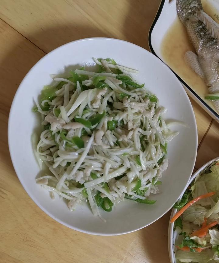 记录我们的退休生活…今日午餐…恢复清淡路线…荤素搭配，小荤多蔬菜。茭白炒肉丝