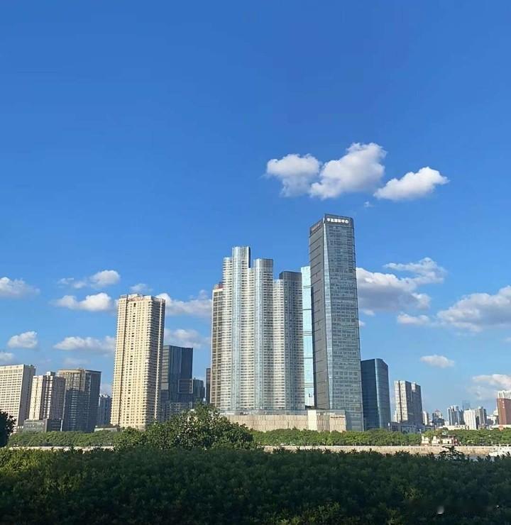 小熊声称：我三观正，任何人没有资格来指责我有错！我错在哪里？我只是结了个婚