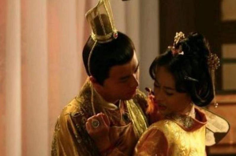 550年，高洋皇帝喝醉，一脸笑嘻嘻地扑向岳母。岳母见状，迅速一个闪身，连连后退。