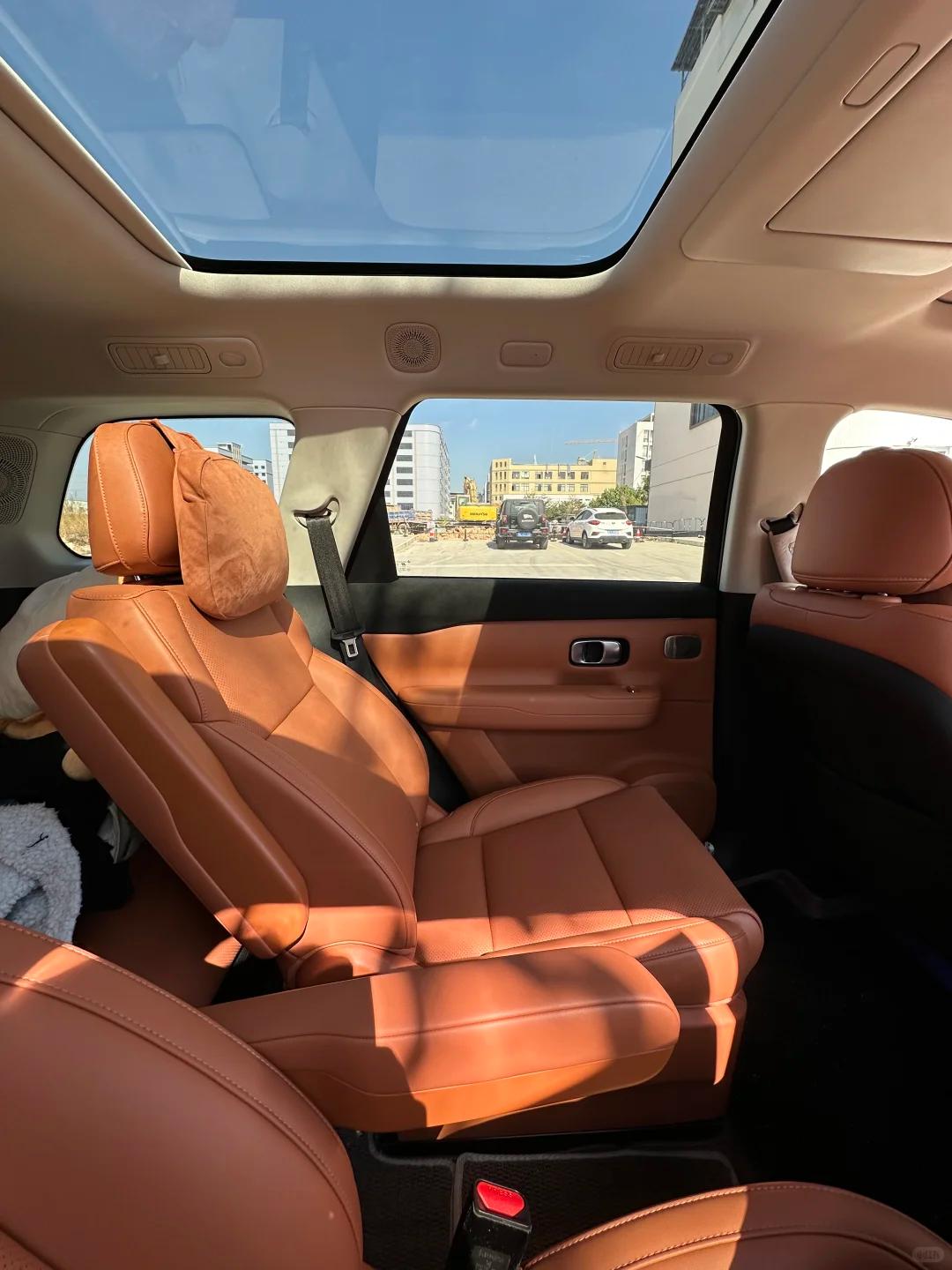 六座C16接娃日记家里老大上小学，老二上幼儿园，每天早上送完这个送那个，下午再