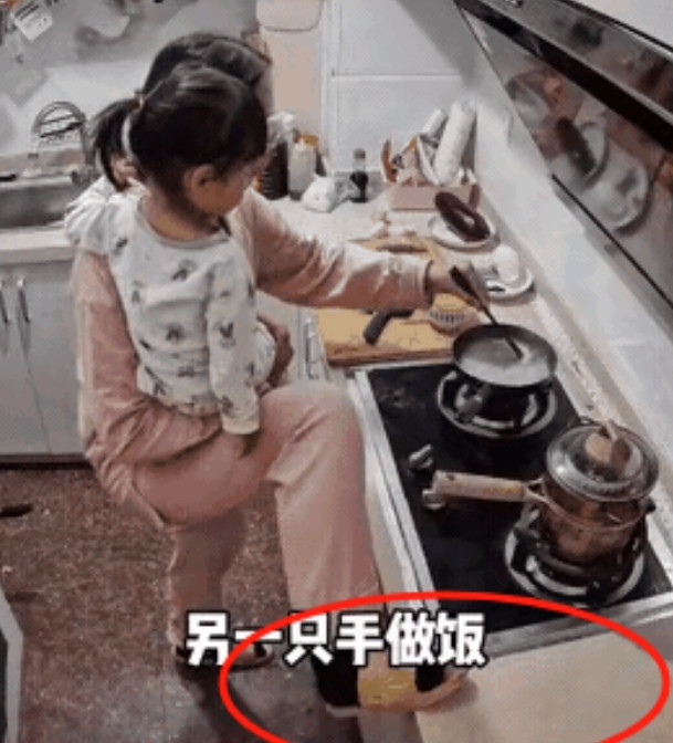 这就是最好的婚姻！”2023年，一妻子在家做晚饭期间，孩子闹着要抱。无奈之下他只