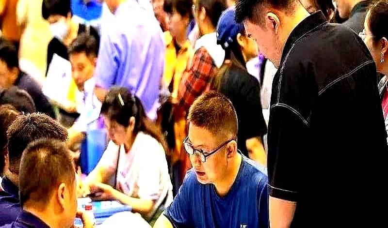 50岁也能月薪翻三倍苏州老周原来搬箱子拿五千，厂里出钱让他学了三个月PLC，