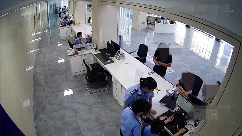 富阳车管所来了个特殊客户，系统突然弹出红色弹窗预警。6月10日上午，浙江杭州富阳