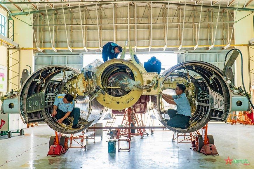 越南空军（VPAF）近日公布了苏-30MK2战斗机8581号机完成大修后的试飞照