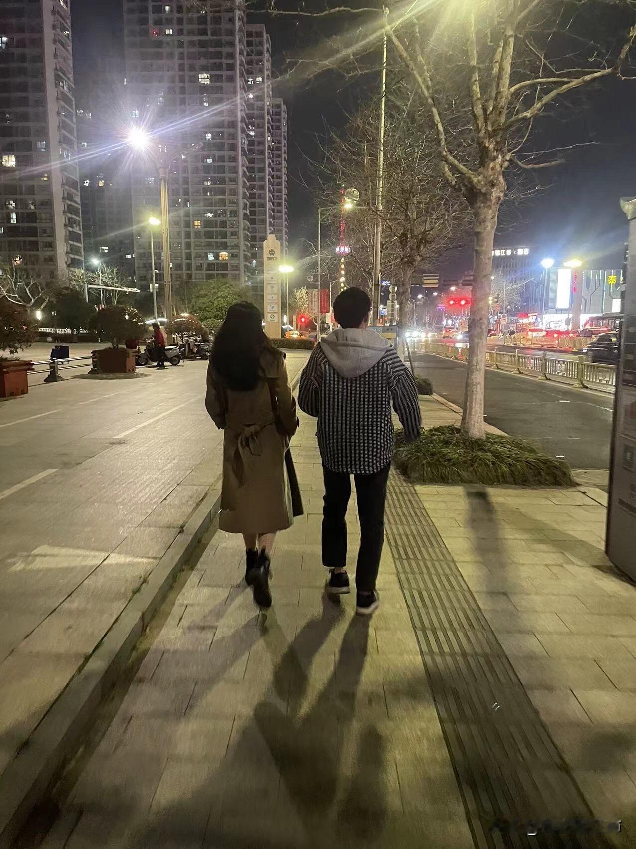 心理疾病与结婚我和老公是高中同学，但我们在毕业后9年才开始恋爱，那时我的强